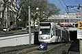 Ein RegioTram-Zug der Linie RT 1 verlässt den Tunnel unter dem Kopfbau über die Ostrampe.