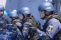 Japanische Küstenwachenmitglieder mit dem Revolver