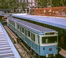 Ein MP 59 kurz nach der Auslieferung im Jahr 1964 an der Station Bastille der Linie 1. Der Wagen trägt noch das ursprüngliche Farbschema der RATP.