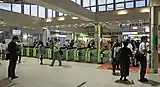 Bahnsteigsperren beim südlichen Haupteingang