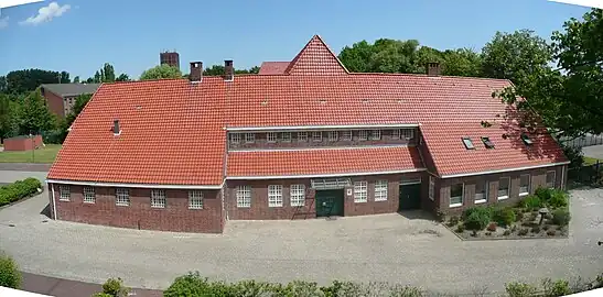 Die 1912 erbaute Abteilung Nordenham wurde ursprünglich „Schließerei“ genannt, anschließend Gerichtsgefängnis und heute Justizvollzugsanstalt Nordenham