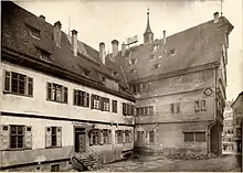 Tübinger Rathaus von hinten mit der 1907 abgerissenen Polizeiwache (1907)