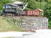 JŽ 73-018 steht auf dem Widerlager der 1943 gesprengten Brücke über die Neretva in Jablanica