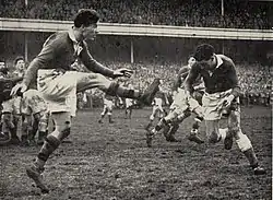 Jack Kyle (links) 1951 im Spiel gegen Wales