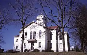 Jackson County Courthouse (1974). Das Courthouse entstand im Jahr 1879 im Stile des Neoklassizismus und war eines der ersten im Bundesstaat nach dem Ende des Sezessionskriegs. Der Uhrturm wurde 1906 ergänzt. Im Jahr 1978 wurde das Gebäude umfassend renoviert.