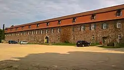 Das Jagdzeughaus von Straße und Zugangsseite her