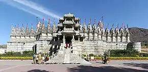 Adinatha-Tempel. Hauptzugang im Westen