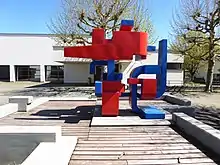 Jakob Engler, Bildhauer. Plastik Dra-Dri-Druf-Drab, 1971–1972, Hüslimatt Schulhaus in Oberwil BL.