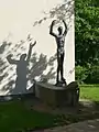 Jakob Probst (1880–1966), Columbus, 1950. Die Skulptur steht auf der rechten Seite des Wirtschaftsgymnasiums, Wirtschaftsmittelschule Basel (Spielplatz)