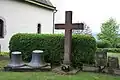 Pfarrkirche St. Jakobus, Eingangsbereich mit Kreuz, Glocken und Portalsteinen aus dem 15. Jahrhundert
