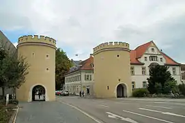 Jakobstor XXXIV, Flankentürme der Tor-Brücke über den Stadtgraben