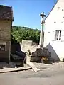 Kreuz und Lavoir aus dem 19. Jahrhundert