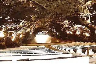 In die Grotte integrierter Konzertsaal