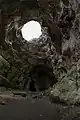 Hinterer Teil der Höhle mit Öffnung zum Seitengang