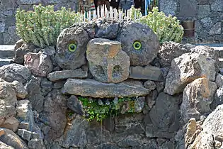 Steinskulptur, Euphorbien bilden die Haare