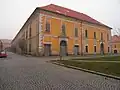 ehem. Artillerie Zeughaus in Josefstadt (2015 noch existent)Koordinate 50°&nbsp;20′&nbsp;22″&nbsp;N, 15°&nbsp;55′&nbsp;40″&nbsp;O50.33944444444415.927777777778