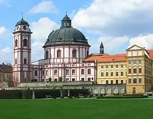 Kirche St. Margarethen mit Schlossgarten