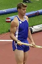 Jean Galfione, 1996 Olympiasieger und dreifacher Bron­ze­me­daillen­gewin­ner (WM 1995/EM 1994/EM 1998) schied mit 5,45&nbsp;m bei einem Fehlversuch über 5,30&nbsp;m&nbsp;aus