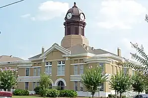 Jeff Davis County Courthouse (2015). Das Courthouse entstand im Jahr 1906 im Stile des Neoklassizismus und wurde vom Architekturbüro W. Chamberlain & Co. konzipiert, das mehrere Gebäude dieser Funktion in Georgia und Virginia errichtete. Ein Charakteristikum des Bauwerks sind die oktagonalen Pavillons in den vier Ecken des rechteckigen Grundrisses. Das Jeff Davis County Courthouse wurde im September 1980 als erstes Objekt im County in das NRHP eingetragen.