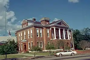Das Jefferson Davis County Courthouse in Prentiss, seit 1994 im NRHP gelistet
