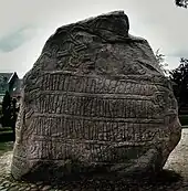 Foto eines Steins, der mit Runen versehen ist
