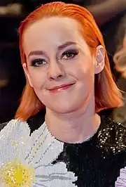 Jena Malone spielt Hamada und Michiel Huisman den Bauern Gunnar