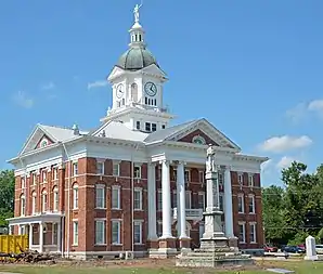 Jenkins County Courthouse (2016). Das Courthouse entstand im Jahr 1910 im Stile des Neoklassizismus. Auf den ausführenden Architekten Lewis F. Goodrich gehen mehrere Gerichts- und Verwaltungsgebäude in Georgia und South Carolina zurück. Im Unterschied zu den meisten anderen Bauwerken dieser Funktion aus dieser Epoche weist es nicht nur zwei, sondern drei Stockwerke auf. Im September 1980 wurde es als drittes Objekt im County in das NRHP eingetragen.
