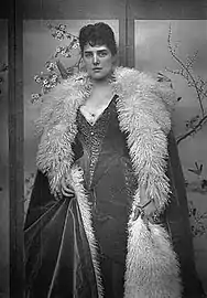 Jennie Churchill mit Tibetlamm-Futter (vor 1914)