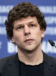 Jesse Eisenberg und Riley Keough sind im Film als zwei „Sasquatches“ zu sehen