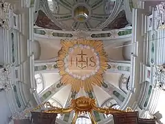 Christusmonogramm IHS am Altargewölbe