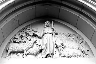 Jesus als der Gute Hirte im Tympanon der Evangelischen Friedenskirche in Hanau-Kesselstadt