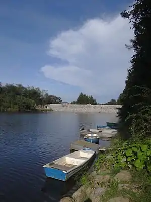 Blick über den Stausee zum Damm