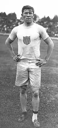 Jim Thorpe, Sieger im Fünf- und Zehnkampf, wurde im Weitsprung Siebter