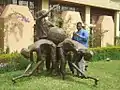 Jean Luc Bambara vor einer seiner Großplastiken in Ouagadougou (BF).