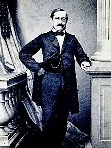 Foto von Herr mit Brille in Anzug