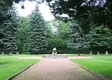 Gedenkstätte über Massengräbern auf Johannisfriedhof (2009)