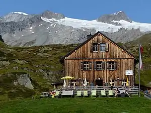 Johannishütte. Am Horizont von links nach rechts: Großvenediger, Hohes Aderl, Rainerhorn