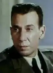 Regisseur José Ferrer (links) spielt den zu Unrecht verurteilten Hauptmann Alfred Dreyfus (1859-1935)