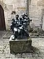 „Familiengruppe“, Bronze, 1992, Arenhaus (Marktplatz 35) in Schwäbisch Gmünd