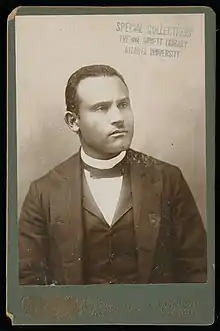 Cabinet Card von Joseph Seamon Cotter Sr. Schwarzweiß-Porträt im Smoking.
