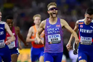 Ein dicht gedrängter Zieleinlauf, in der Bildmitte Josh Kerr mit Sonnenbrille beim Triumphschrei, rechts Jakob Ingebrigtsen, links Narve Gilje Nordås, der nur teilweise im Bild ist.