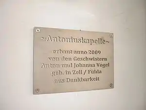 Die Widmungstafel der Kapelle beim Ebenhof