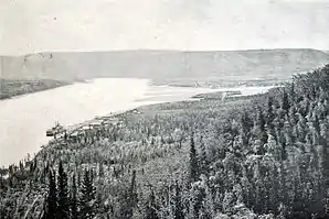 Aufnahme von Forty Mile und der Mündung des Fortymile River in den Yukon von 1897