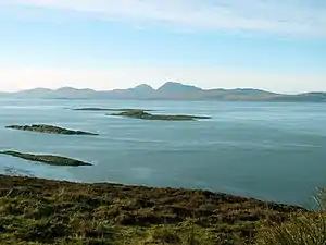 Blick über den Sund nach Jura mit den drei Gipfeln der Paps of Jura
