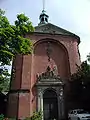St. Gregorius, Westportal und Restauriertem Relief