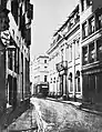 Schildergasse 84 – altes Polizeipräsidium (erbaut 1808), links Antonsgasse mit „Apotheke zum goldenen Kopf“ (um 1900)