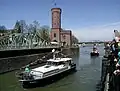 Hafeneinfahrt mit geöffneter Drehbrücke