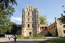 Ansicht von Süden mit Kutschenvorfahrt