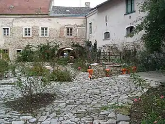 Innenhof mit alten Fahrtrillen, sehen und spüren