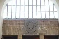 Wappenschild des Königstors über dem Mitteleingang in der Bahnsteighalle des Stuttgarter Hauptbahnhofs.
